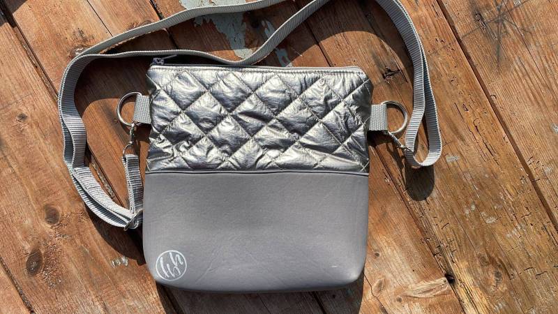 Umhängetasche "Falun" Aus Skisprunganzug - Handgefertigt Fly High Bags Umhängetasche "Falun" Aus Skisprunganzug - Handgefertigt Fly High Bags von FlyHighBags