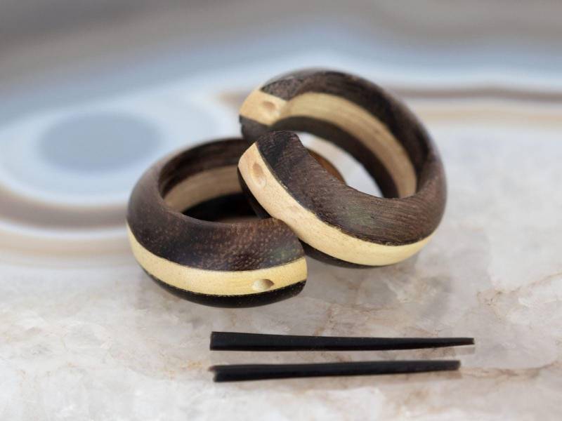 Bicolor Holzohrringe Gestreift Holz Creolen Natur Kreolen Handarbeit Schmuck von FlyStyleShop