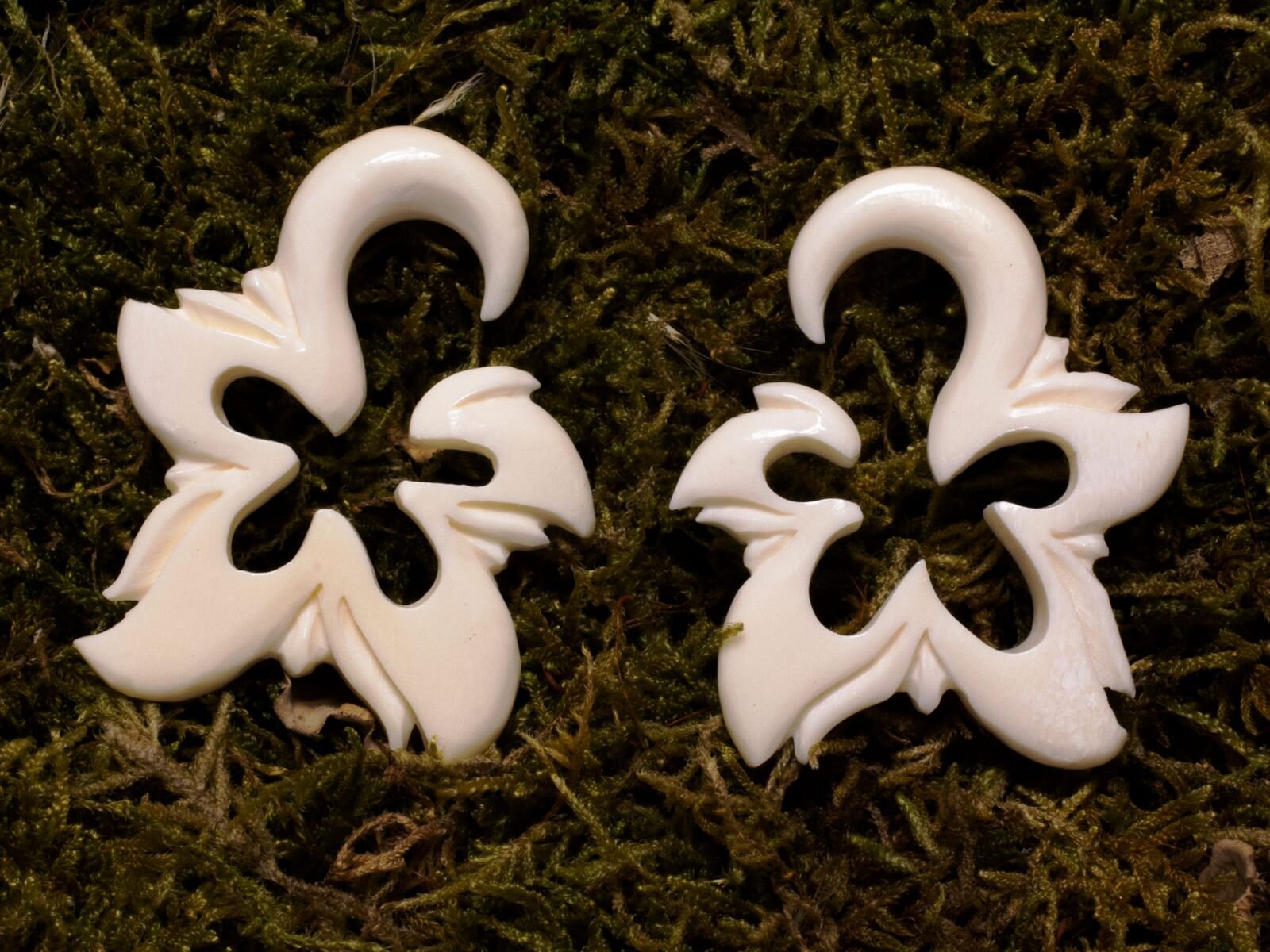 Dehnungssichel Aus Knochen Blumen Expander Ohr Dehnspirale Dehnschnecke Weiß von FlyStyleShop