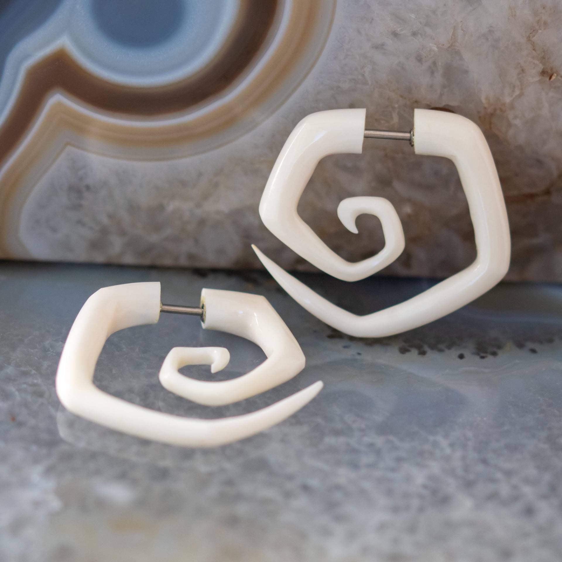 Eckige Fake Ohrringe, Spiralen Weiss, Knochen Ohrringe Piercing von FlyStyleShop