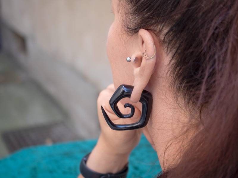 Eckige Horn Dehnungsspirale Schwarz | Handgeschnitzte Dehnungssichel Ohrschmuck Für Gedehnte Ohren von FlyStyleShop