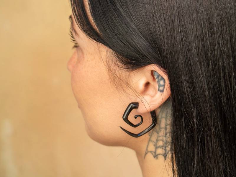 Eckige Horn Ohrringe, Fake Piercing Ohrringe Rechteckig, Schwarze Creolen Eckiges Design von FlyStyleShop