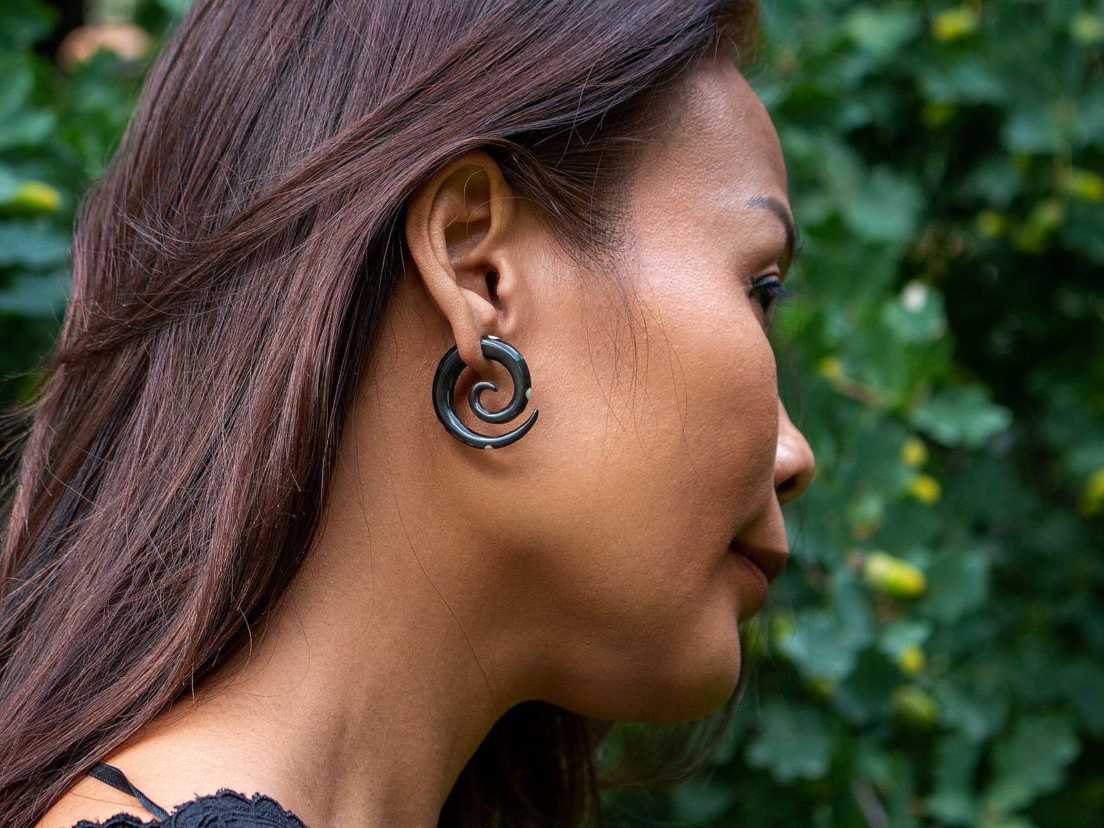 Fake Dehnschnecke Spirale Horn Ohrring Stecker Piercingschmuck Ohrschmuck von FlyStyleShop