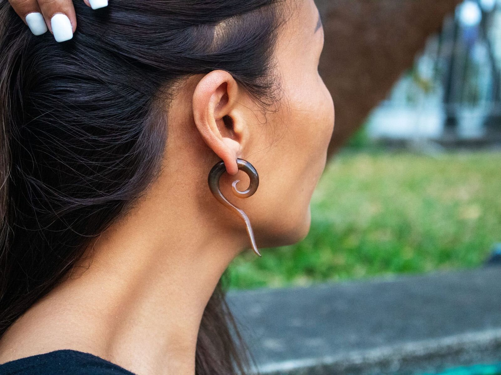 Fake Piercing Spiralen, Braune Horn Ohrringe Lang Und Gebogen von FlyStyleShop