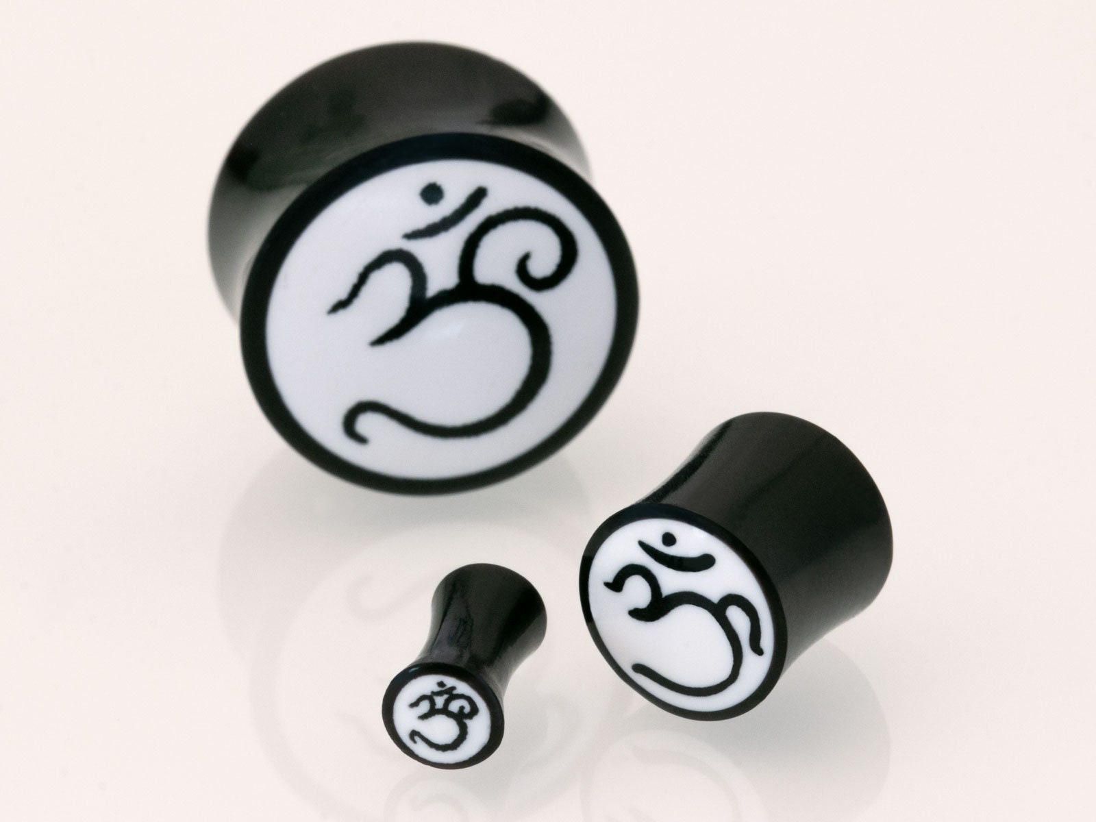 Flesh Tunnel Ohr Piercing Plug Om Ohm Aum Yoga Symbol Buddha Buddhismus Schmuck von FlyStyleShop