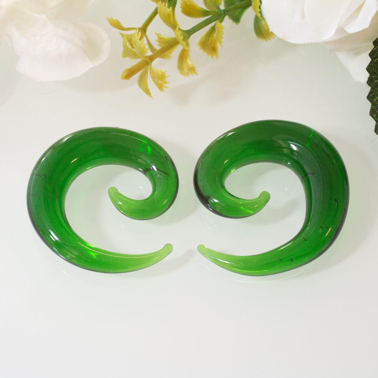 Grüne Dehnspirale Aus Glas, Dehnschnecke Bis 12mm, Glas Dehnsichel , Ohrschmuck Für Gedehnte Ohrlöcher von FlyStyleShop