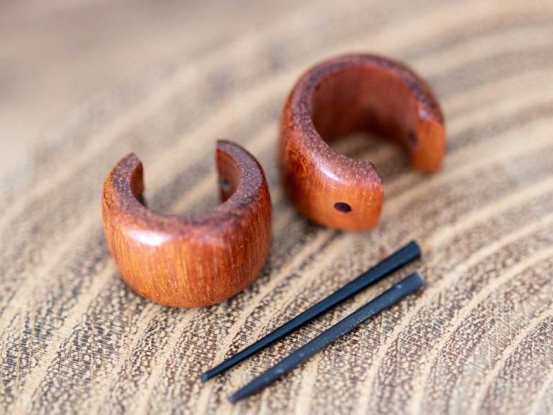 Holz Ohrringe Rund Mini Creolen Ohrstecker Natur Ohr Schmuck Kreolen Handarbeit von FlyStyleShop