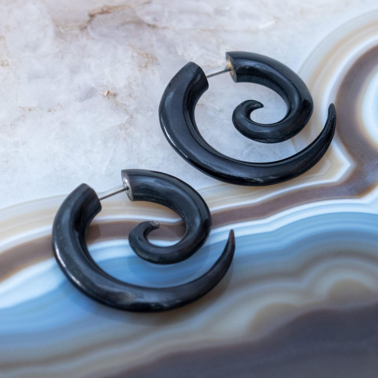 Horn Fake Piercing Ohrringe, Spiralen, Hornohrringe, Plug Schwarz, Dehner von FlyStyleShop