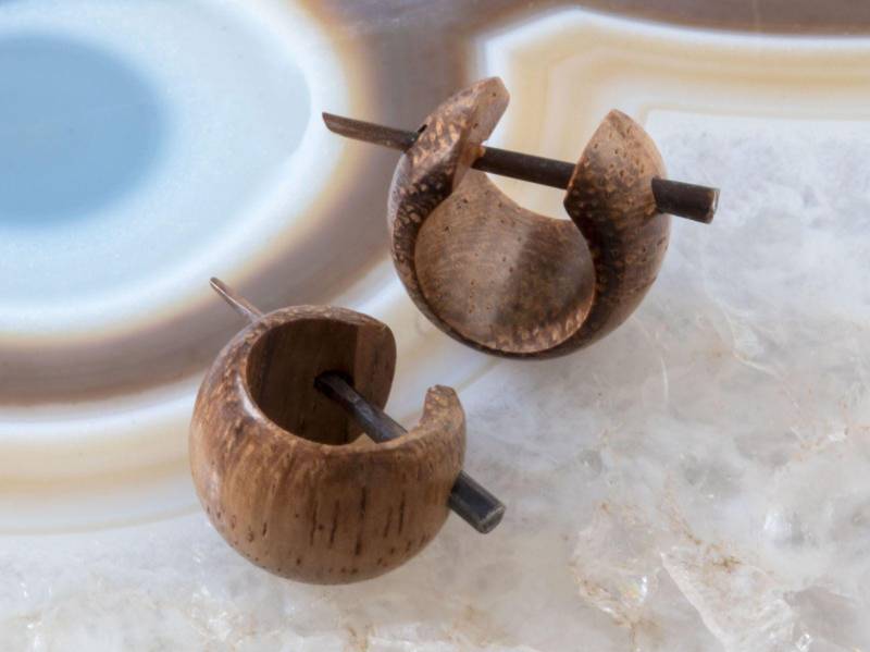 Kleine Holzohrringe , Narra-Holz Creolen Braun, Handgerfertigte Ohrringe Frauen, Ohrschmuck Handarbeit von FlyStyleShop