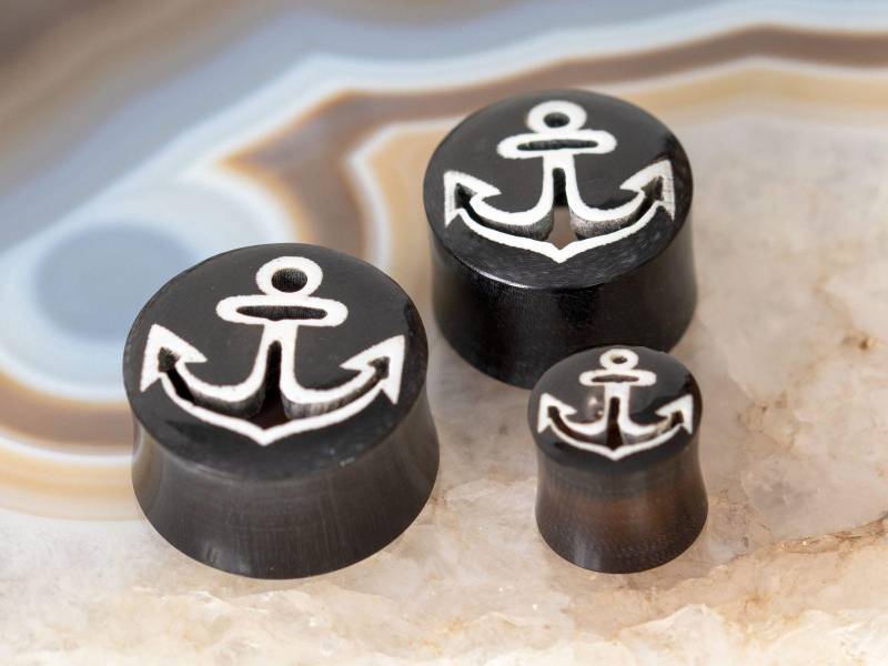 Schwarze Anker Plugs Aus Horn Oder Holz, Holz Flesh Tunnel, Ear Plug Double Flared von FlyStyleShop