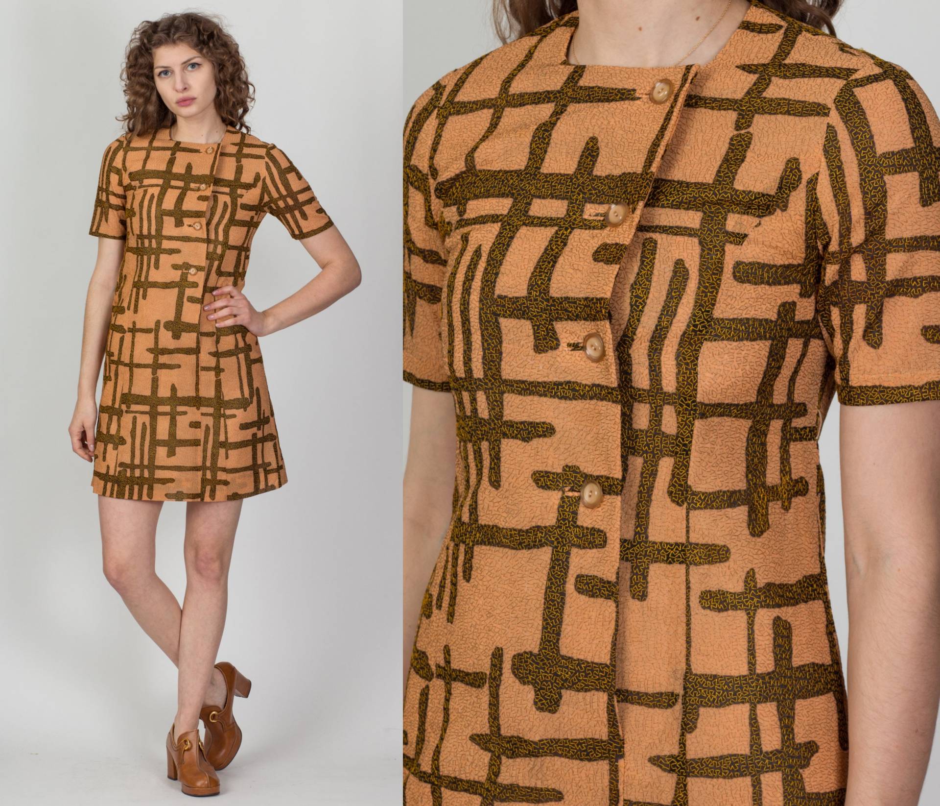 1960Er Jahre Tiki Besticktes Etuikleid Mit Knöpfen Extra Small | Vintage 60Er Kurzarm Mini Kleid von FlyingAppleVintage