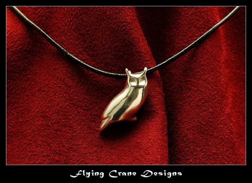 sterling Silber Großer Gehörnter Eulen Anhänger Mit Silberner Schlangenkette sterling Silber Großer Gehörnter Eulen Anhänger Mit Silberner Schlangenkette von FlyingCraneDesigns