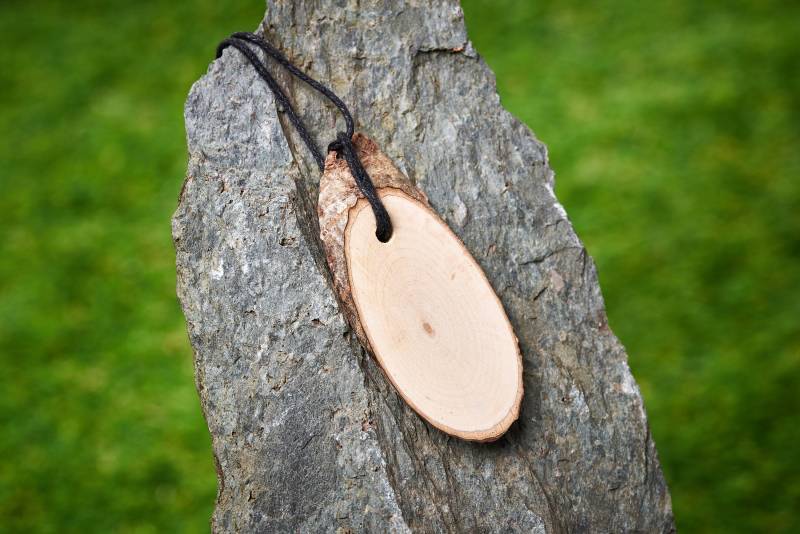 Blackthorn-Anhänger Hängen An Einer Verstellbaren Gewachsten Baumwollschnur von FlyingDuckWoodStore