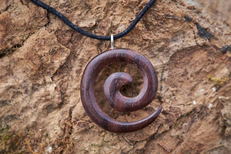 Ein Kleiner Holzanhänger in Form Einer Spirale, Der Aus Wiederverwertetem Rosenholz Gemacht Ist Ein Kleiner Holzanhänger in Form Einer Spirale, Der Aus Wiederverwertetem Rosenholz Gemacht Ist von FlyingDuckWoodStore