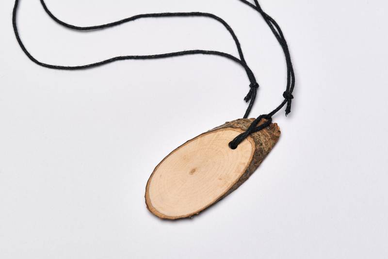 Hölzerner Anhänger Aus Einer Scheibe Haselnuss, Der An Einen Verstellbaren Gewachsten Baumwollriemen Gehängt Wurde von FlyingDuckWoodStore