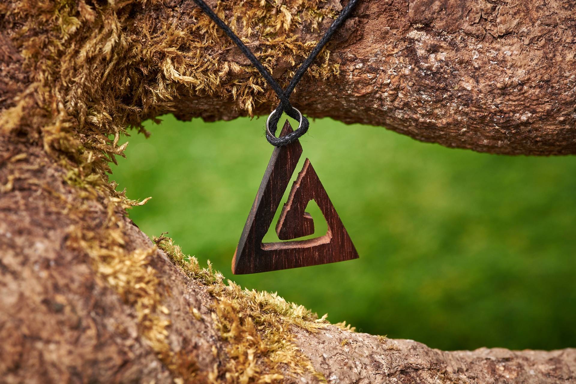 Holzpyramide/Dreiecksanhänger Aus Wiederverwendbarem Rosenholz Und Aufgehängt An Einem Verstellbaren Gewachschtem Baumwoll-Thong Holzpyramide/Dreiecksanhänger Aus Wiederverwendbarem Rosenholz Und Aufgehängt An Einem Verstellbaren Gewachschtem Baumwoll-Thong von FlyingDuckWoodStore