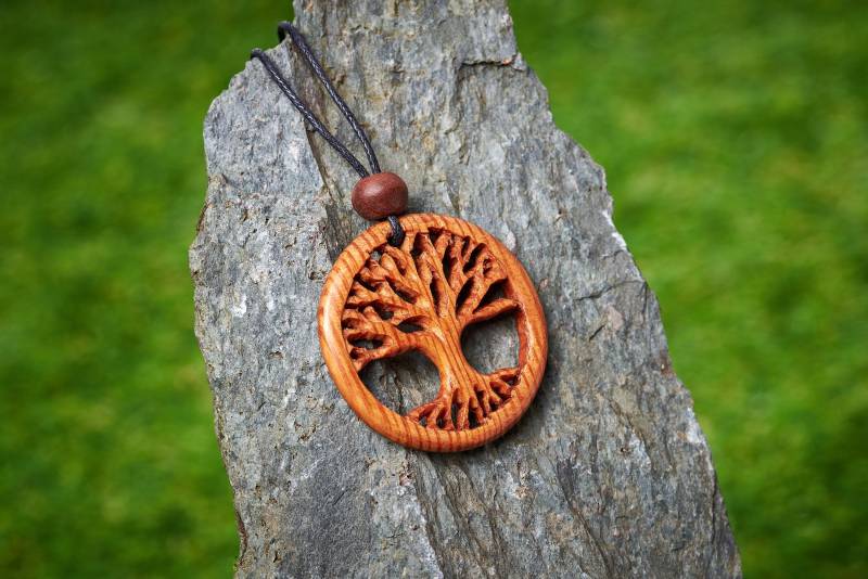 Reclaimed Pitch Pine Baum Des Lebens Anhänger Aufgehängt An Einem Verstellbaren Gewachsten Baumwollthong Reclaimed Pitch Pine Baum Des Lebens Anhänger Aufgehängt An Einem Verstellbaren Gewachsten Baumwollthong von FlyingDuckWoodStore
