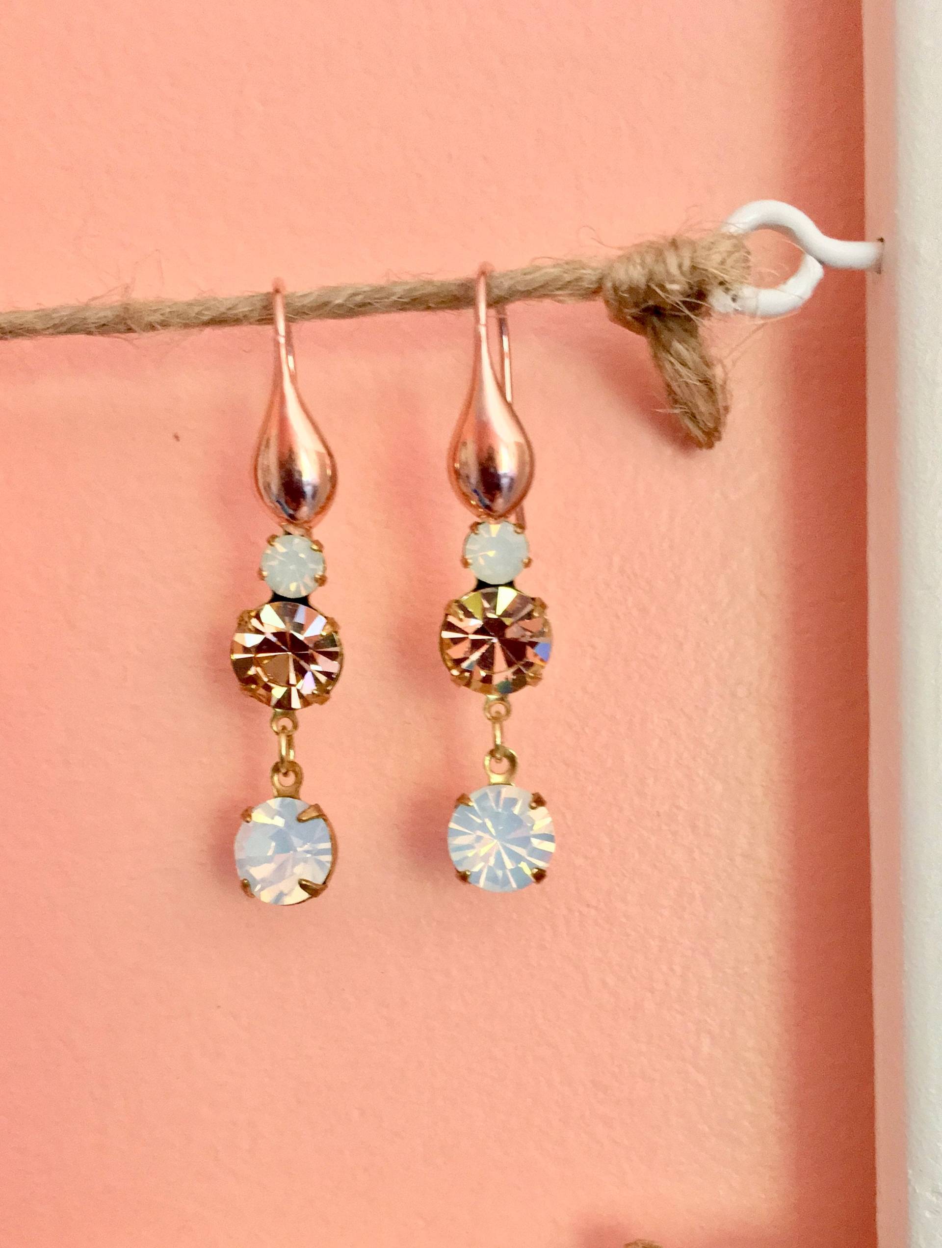 Swarovski-Pfirsich, Weißen Opal Strass Ohrringe Swarovski-Pfirsich, Weißen Opal Strass Ohrringe von FlyingNestCompany