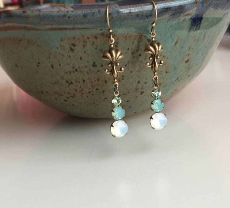Vintage Antik Messing Mit Glassteinen Und Chrysolith Swarovski Crystal Charm Ohrringe Vintage Antik Messing Mit Glassteinen Und Chrysolith Swarovski Crystal Charm Ohrringe von FlyingNestCompany
