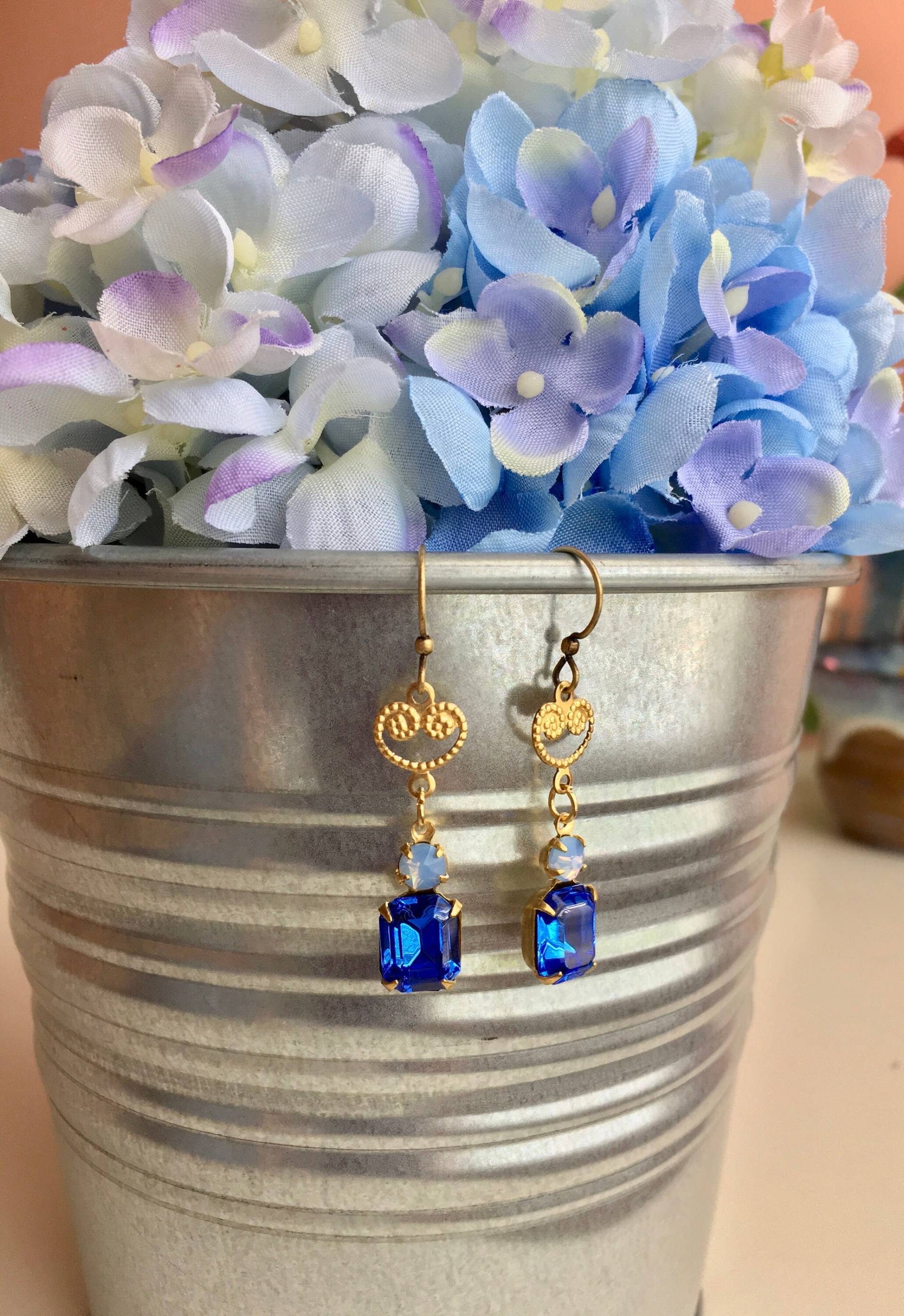 Vintage Ohrhänger Mit Swarovski Saphir Und Blue Opal Strasssteinen Vintage Ohrhänger Mit Swarovski Saphir Und Blue Opal Strasssteinen von FlyingNestCompany