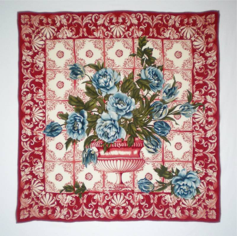 Seidenschal Creme Und Maroon Barock Stil Urne Mit Blauen Blumen von FlyingValise
