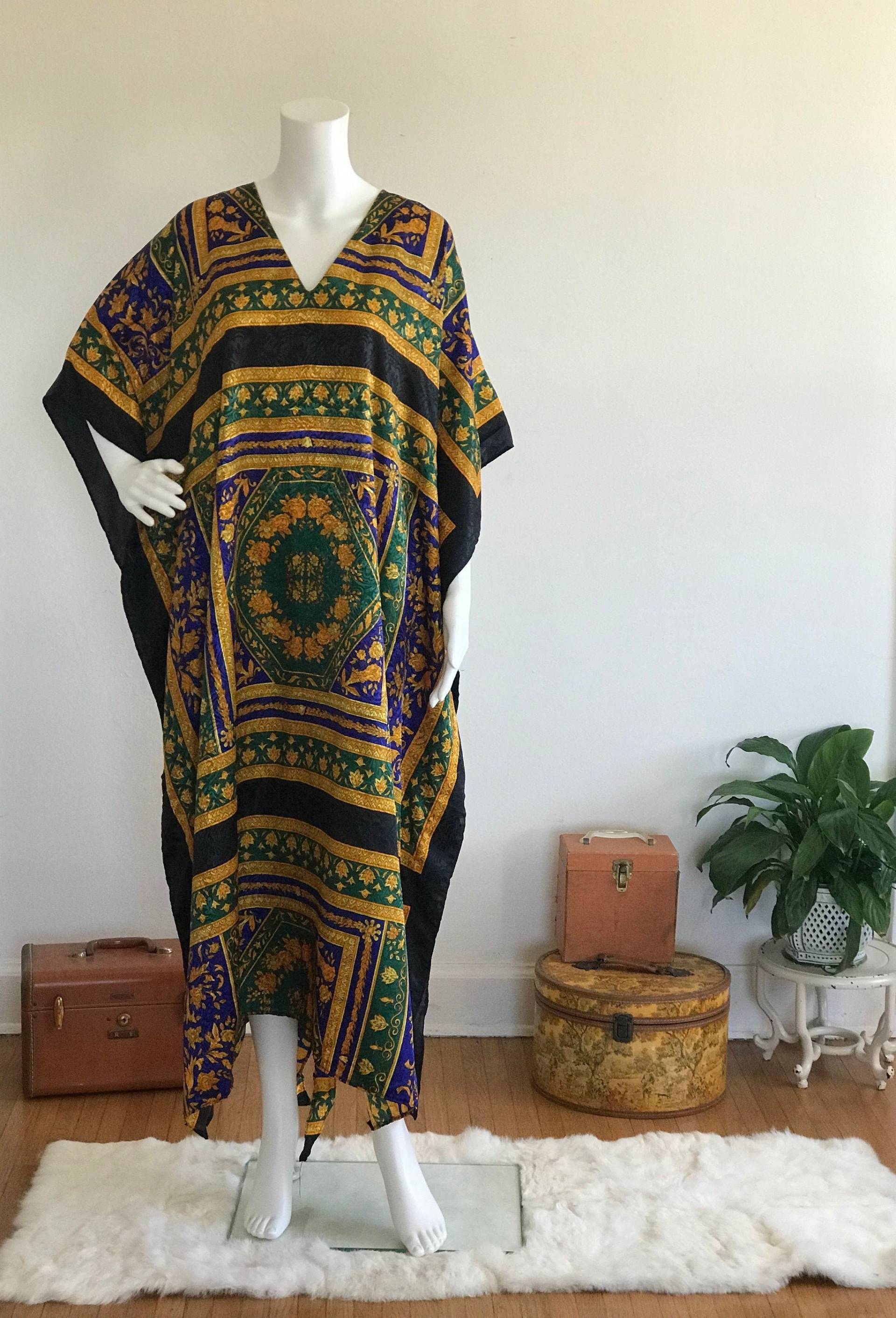 1990Er Winlar Schal Print Kaftan Mit Eingebautem Gürtel 1990Er Winlar Schal Print Kaftan Mit Eingebautem Gürtel von FlyladyVintage