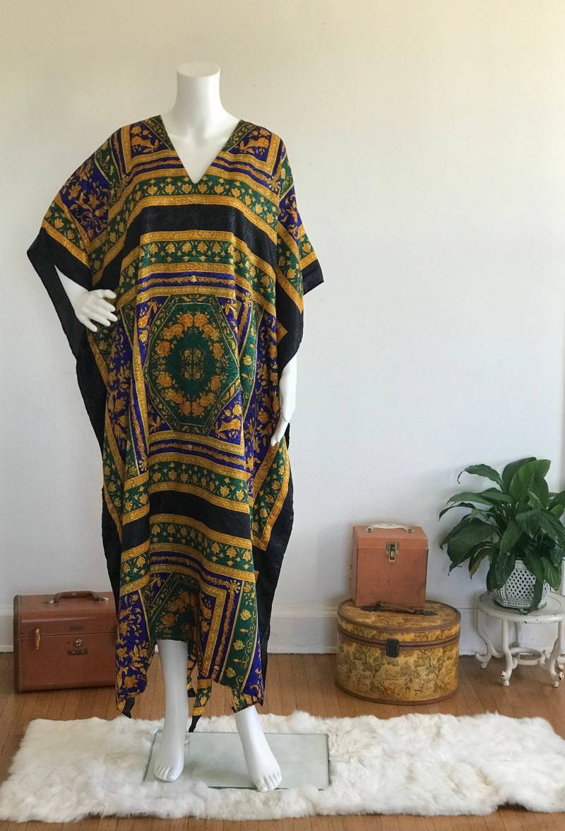 1990Er Winlar Schal Print Kaftan Mit Eingebautem Gürtel 1990Er Winlar Schal Print Kaftan Mit Eingebautem Gürtel von FlyladyVintage