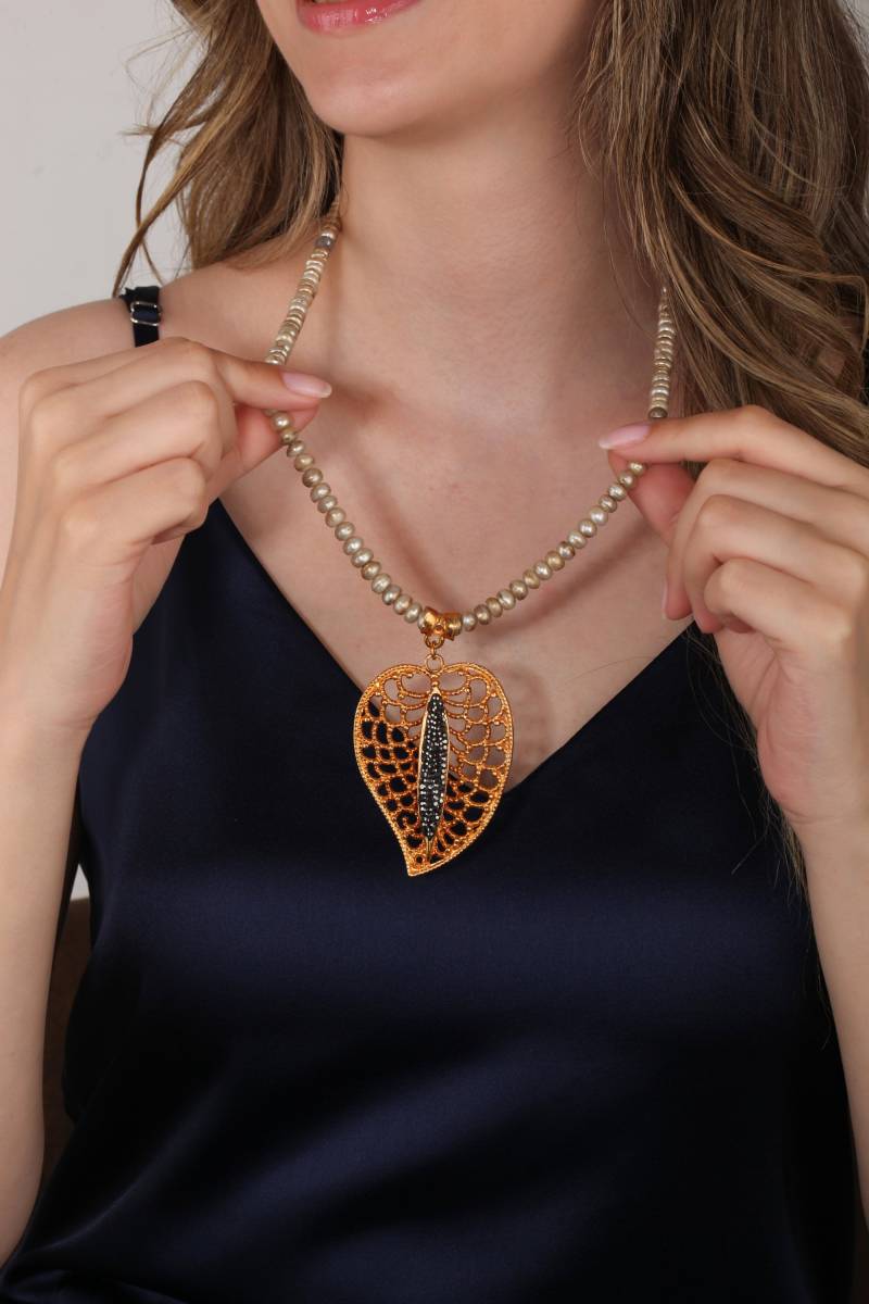 Handgefertigte Perlenkette 18K Vergoldeter Charm Anhänger Handgefertigte Perlenkette 18K Vergoldeter Charm Anhänger von FndJewelry