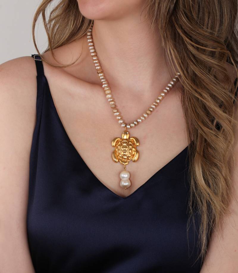 Handgemachte Gold Schildkröte Perlenkette Charm Schmuck Handgemachte Gold Schildkröte Perlenkette Charm Schmuck von FndJewelry