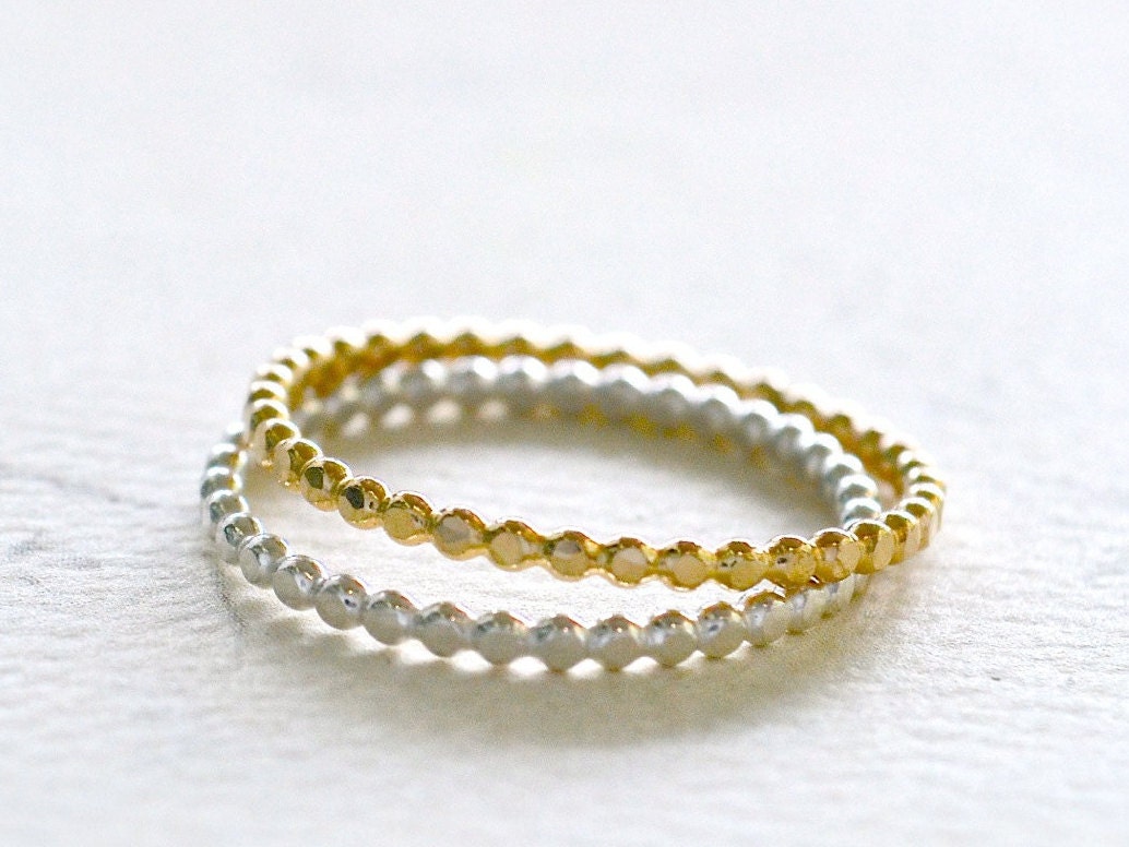 Tropfen Ring - Gold Gehämmerter Punktering, Silber Dot Ring, Stapelring, Gepunkteter Dünner Stapelring Tropfen Ring - Gold Gehämmerter Punktering, Silber Dot Ring, Stapelring, Gepunkteter Dünner Stapelring von FoamyWader