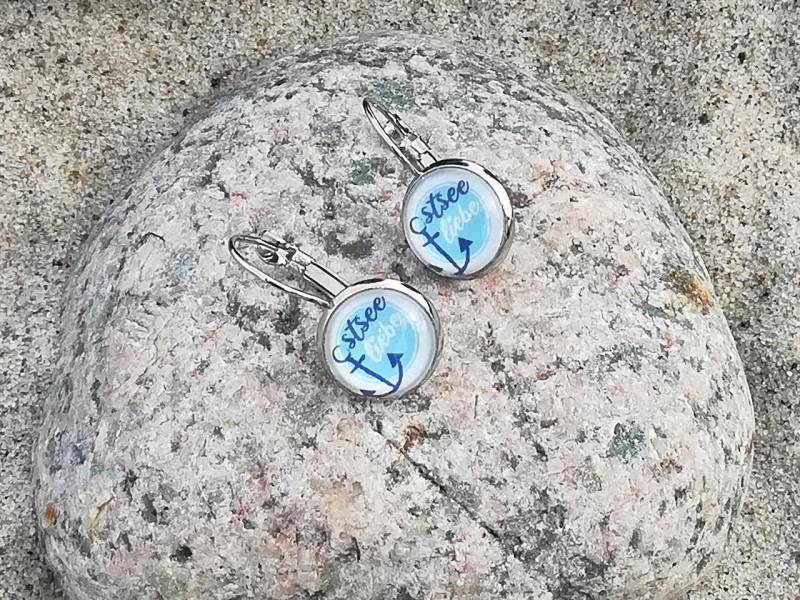 Maritime Ohrringe Hängend Mit Anker Und "Ostsee Liebe' | Edelstahl Cabochon Modeschmuck Kleines Geschenk Für Frauen, Ostsee Fans 12 Mm von Foerdeblau