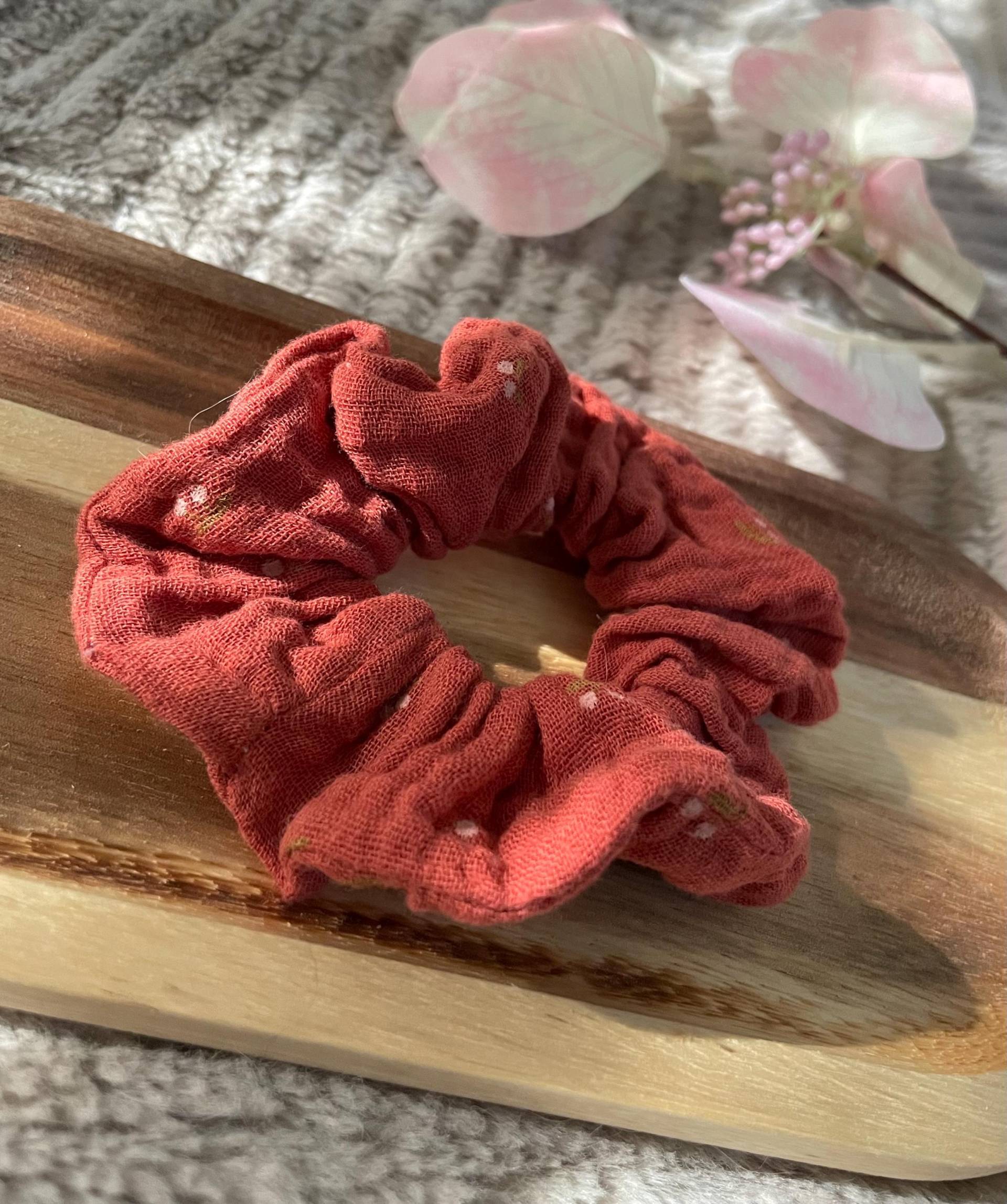 Nachhaltiges Scrunchie Mit Kirschmuster Nachhaltiges Scrunchie Mit Kirschmuster von FoffysNaht