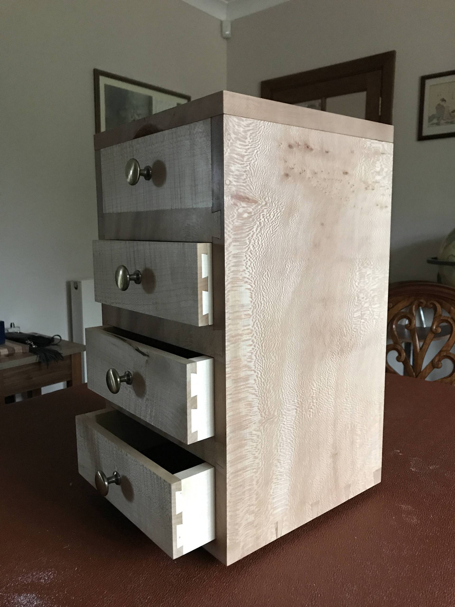 Handgefertigte Schmuckschatulle Aus Londoner Flugzeug Und Gewelltem Bergahorn Handgefertigte Schmuckschatulle Aus Londoner Flugzeug Und Gewelltem Bergahorn von FoleyfurnitureStore