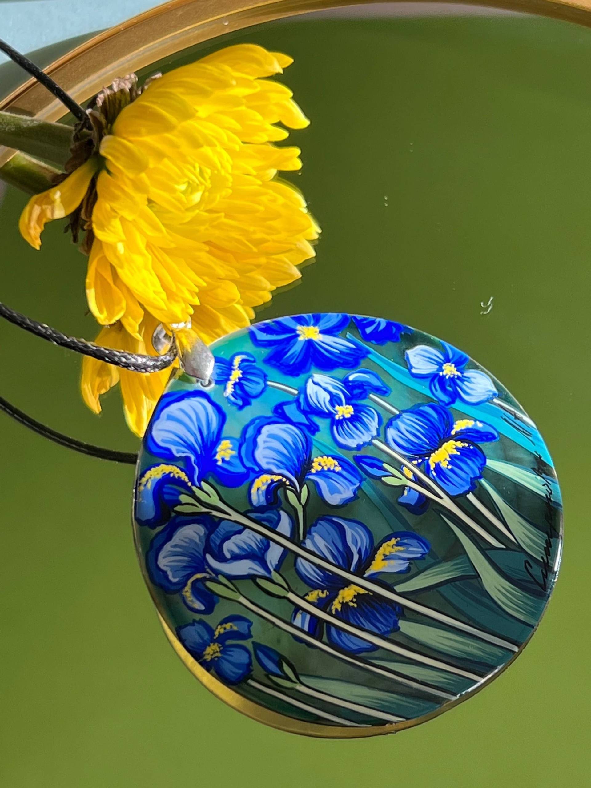 Anhänger „Iris Von Van Gogh" Feiern Sie Kunst Und Schönheit Mit Unserer Exquisiten Handgefertigten Halskette Dem Raffinierten Accessoire Für Anhänger „Iris Von Van Gogh" Feiern Sie Kunst Und Schönheit Mit Unserer Exquisiten Handgefertigten Halskette Dem Raffinierten Accessoire Für von FolkTreasure