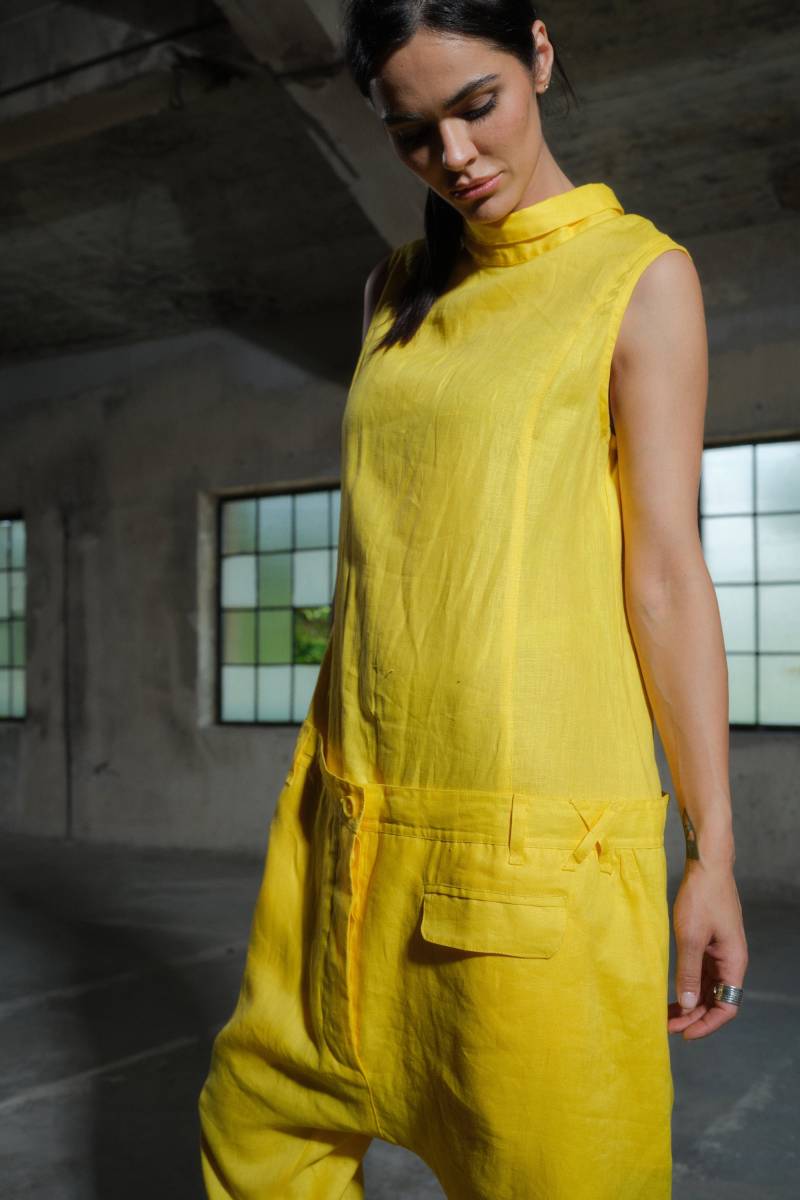 Avantgarde Leinen Jumpsuit, Gelbe Overall Mit Tiefem Schritt, Plus Größe von FollowMeFS