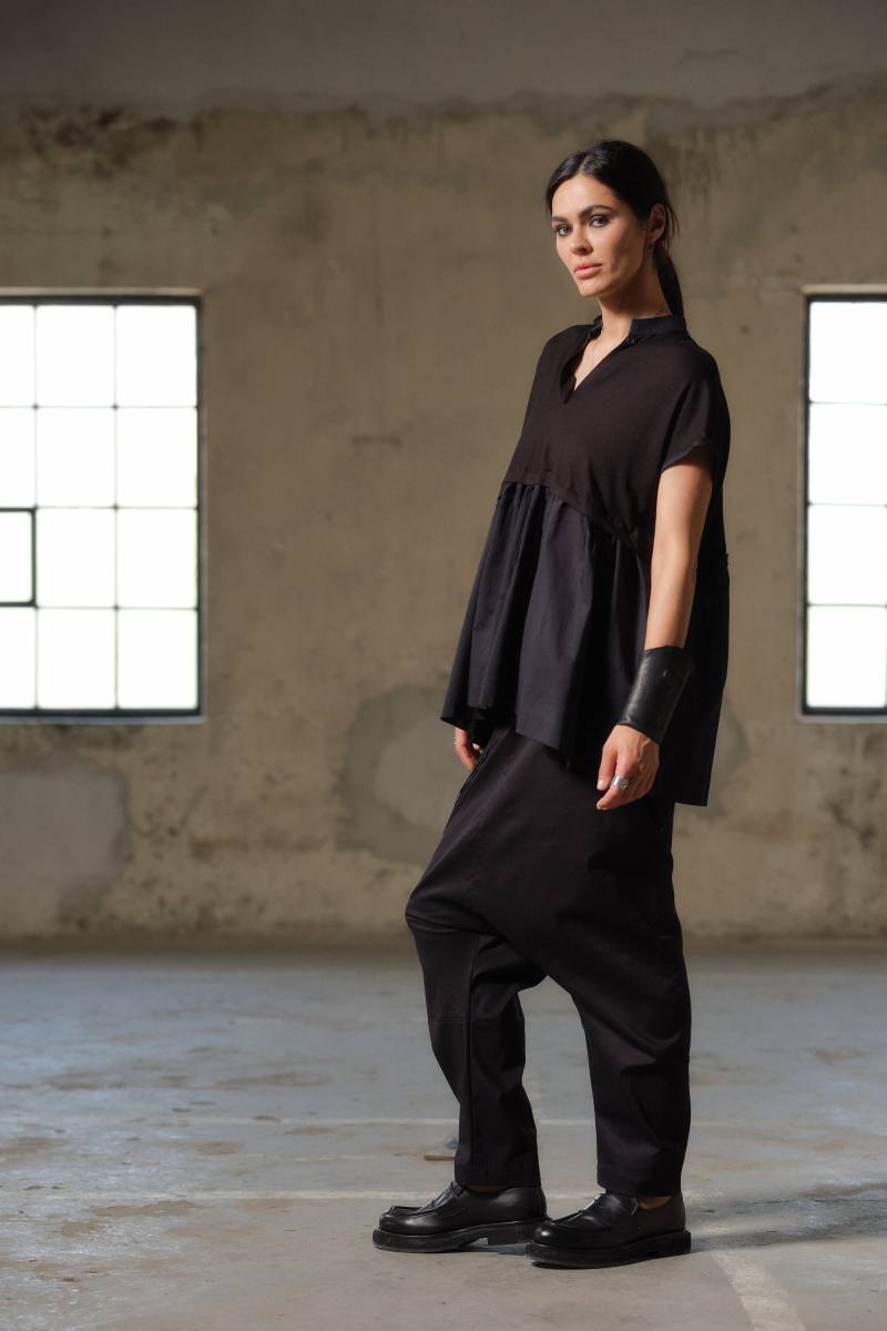 Avantgarde Schwarze Bluse, Plus Größe Baumwolle Viskose Top von FollowMeFS