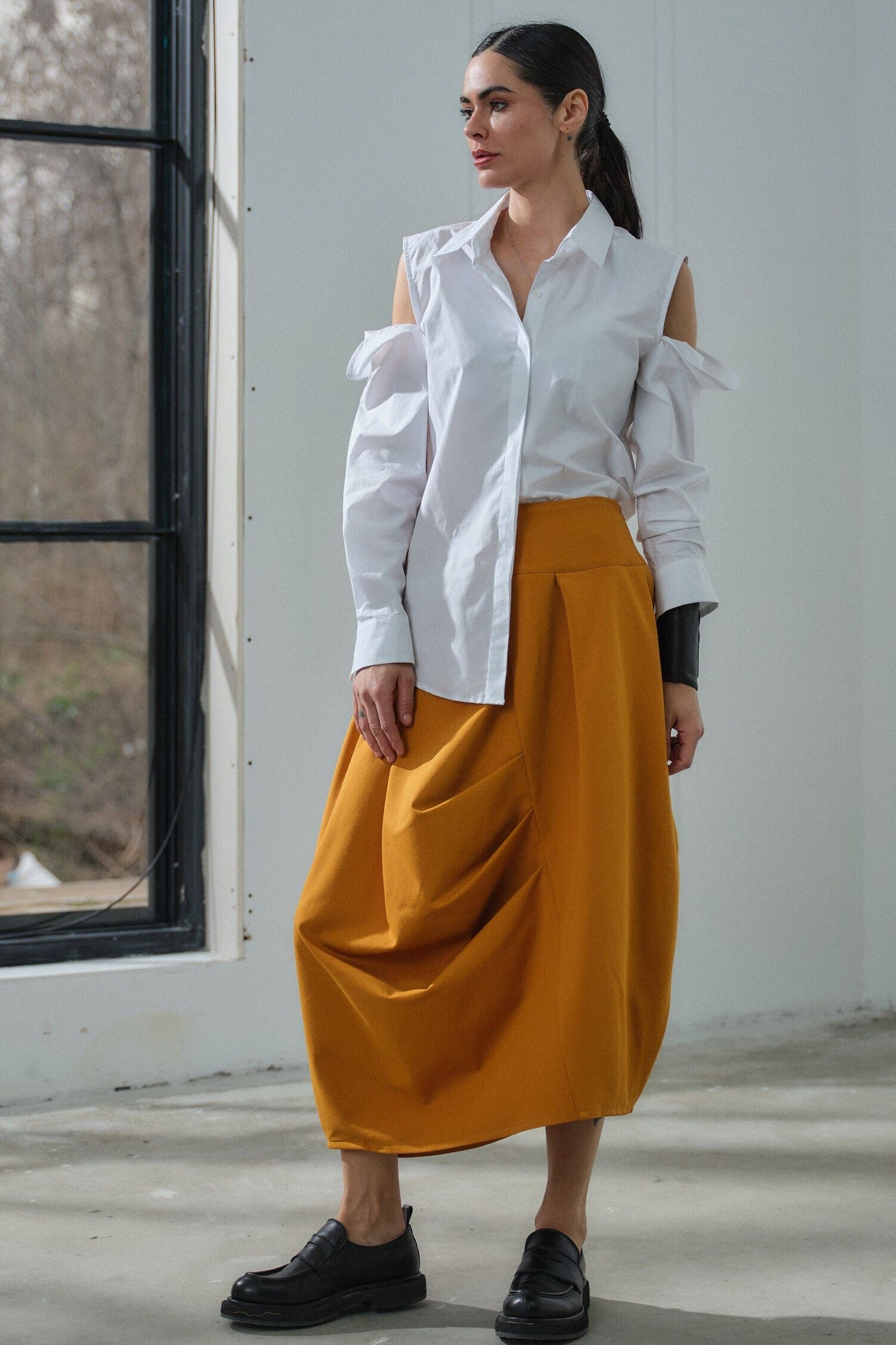 Kalte Schulter Weiße Baumwollbluse, Avantgarde Langarmhemd von FollowMeFS