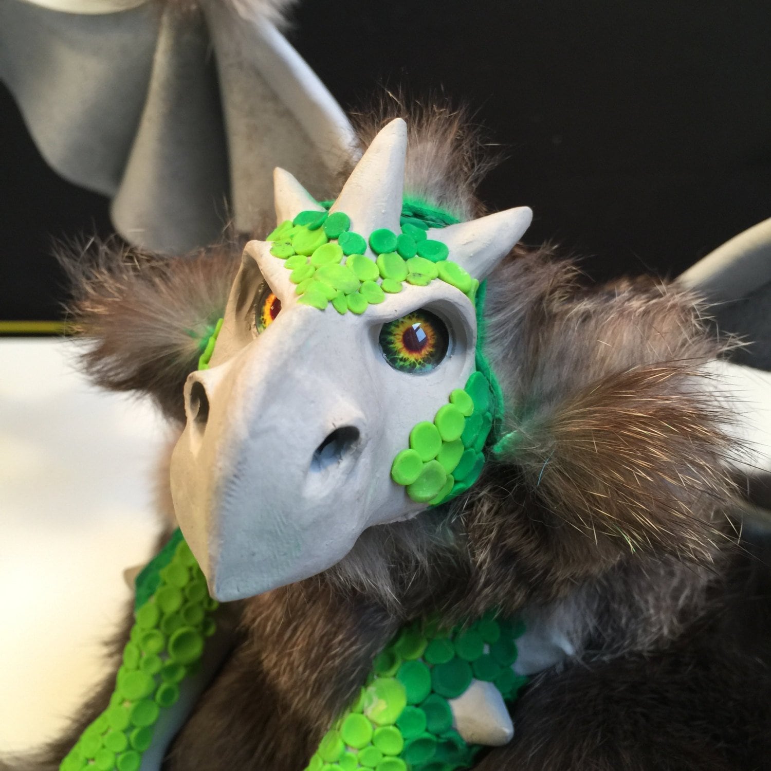 Schulterdrache Puppe Mit Leder Flügel Für Renaissance Faire Cosplay, Fantasy Festival Schulterpuppe Schuppen & Fellbüschel Larp Schulterdrache Puppe Mit Leder Flügel Für Renaissance Faire Cosplay, Fantasy Festival Schulterpuppe Schuppen & Fellbüschel Larp von FolorsFantasy