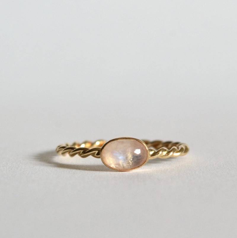 14K Solid Gold Oval Mondstein Twist Seil Edelsteinstein Ring, Zierliche Regenbogen Handgefertigte Ringe, Boho Verlobungsring von Fondeur