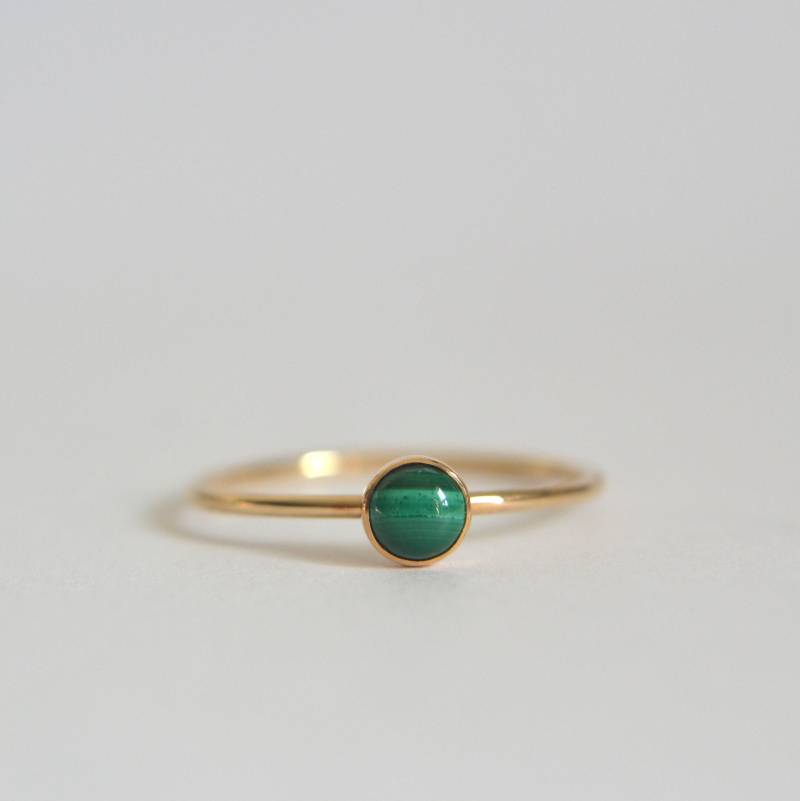 Malachit Ring, Zierlicher Minimalist 14K Massiv Gold Gefüllt Sterling Silber Natürlicher Ring von Fondeur