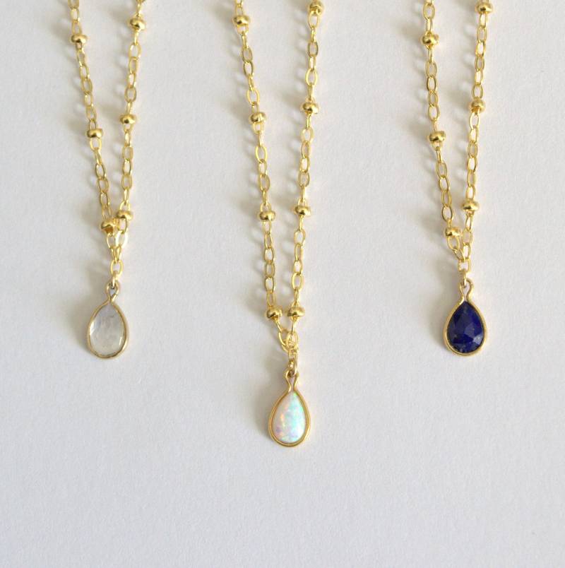 Opal Halskette, Teardrop Gold Pear Lapis Lazuli Zierliche Mondstein Halskette von Fondeur