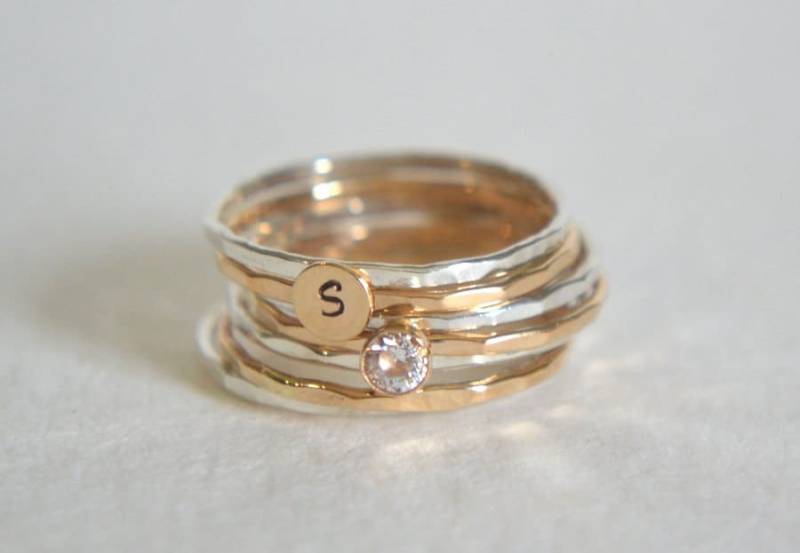 Set Von Sieben Gold Filled Und Sterling Silber Ring, Gehämmert Personalisierter Anfangsring von Fondeur