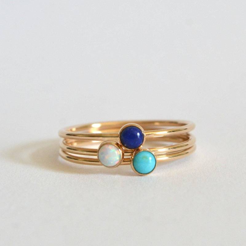 Set Aus Drei Ringen Natürlichem Türkis, Lapislazuli Und Weißem Opal, Boho-Hippie-Schmuck, Einfach Minimalistisch, Zierliches Stapelring-Set von Fondeur