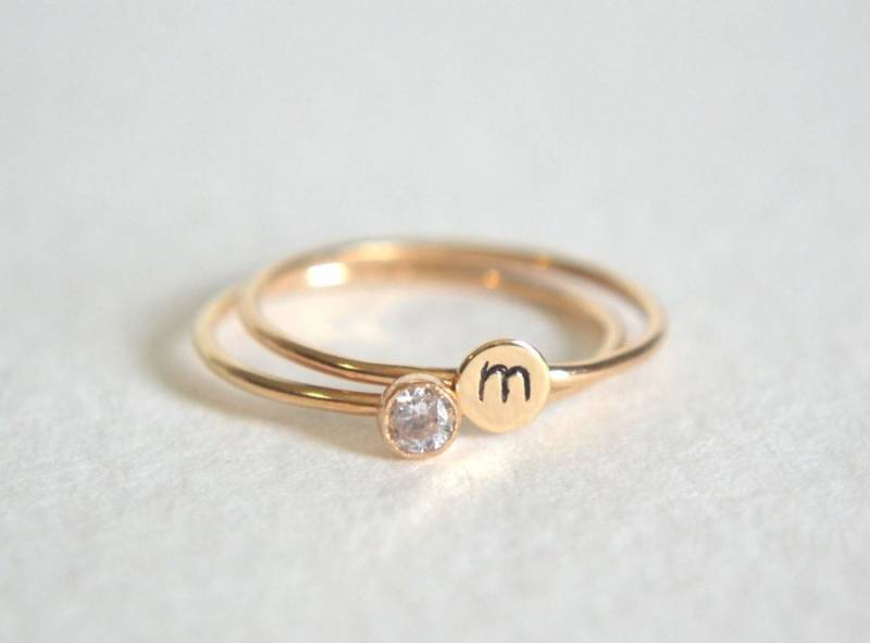Set Von Zwei Gold Filled Rings, Cz Ring, Personalisierter Stapelring, Initialring, 14K Goldring, Zierlicher Stapelbarer Ring von Fondeur