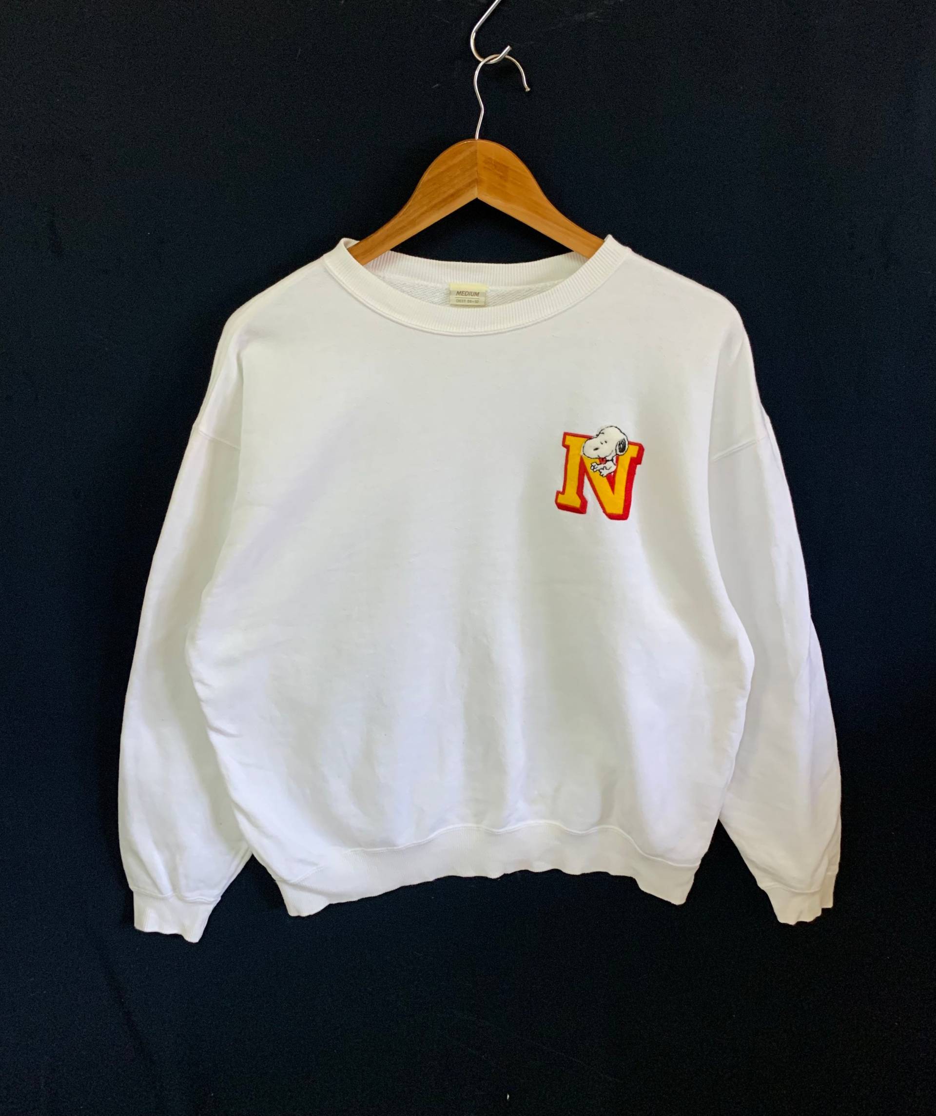 Vintage 90Er Jahre Snoopy Peanuts Sweatshirt Stickerei Logo Pullover Mittlerer Größe Weiß Unisex Teenager Mode Outfit von FongfongStudio