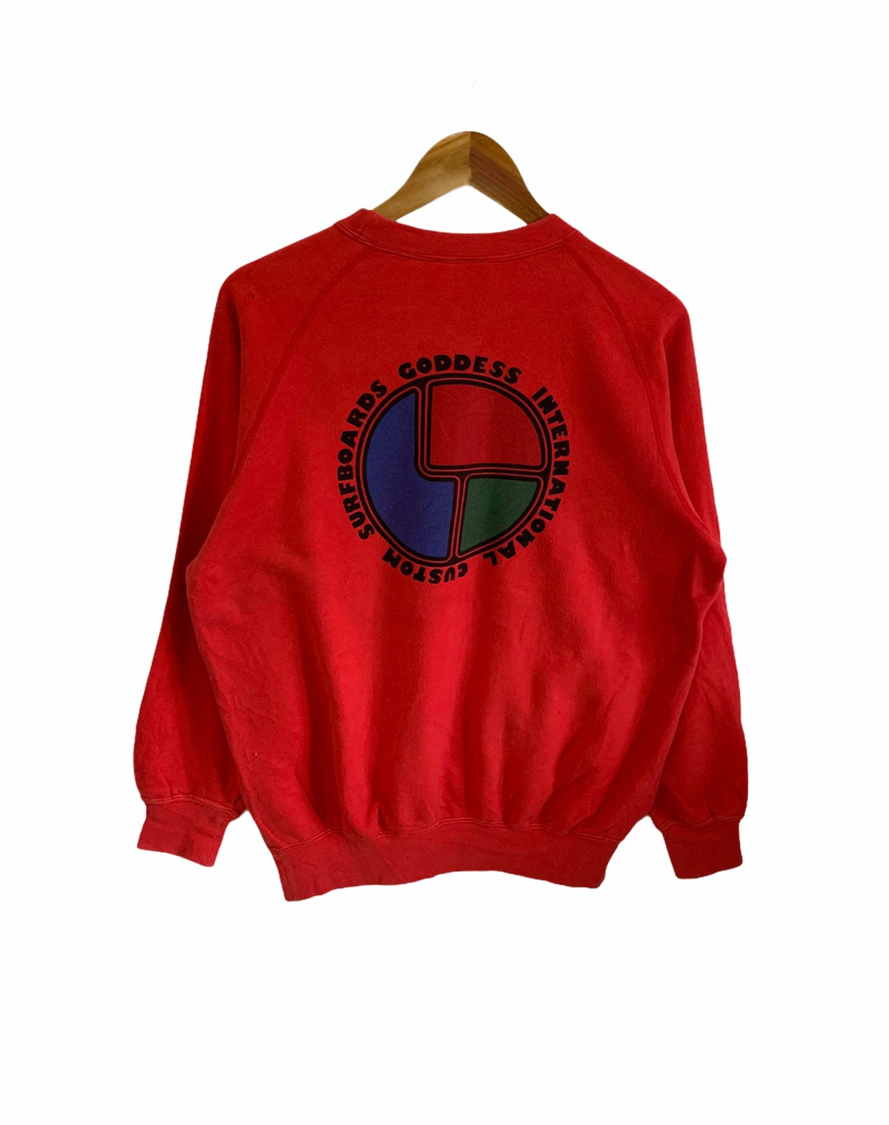 Vintage 90Er Jahre Surfboard Goddess International Custom Sweatshirt Großes Logo Rotes Pullover Mittelgroße Surfmarke von FongfongStudio