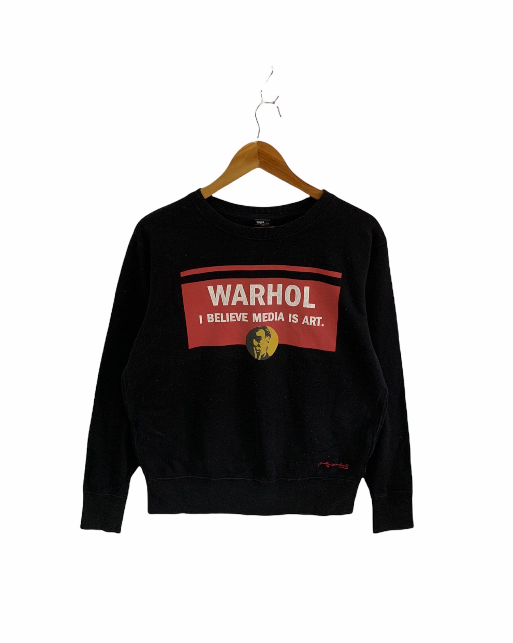 Vintage Andy Warhol Sweatshirt Großes Logo Uniqlo Pullover Schönes Design Mittlerer Größe von FongfongStudio