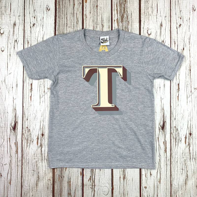 Baby-Buchstabe T-Shirt. Säugling Alphabet. Personalisieren Sie Ihr Baby Monogramm Initial Top - Stirling Shadow Font von FontNotFound