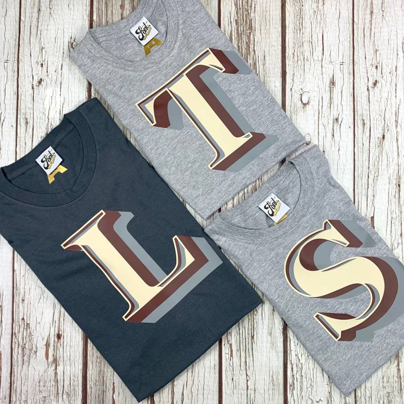 Vatertag Passende T-Shirts Papa/Sohn Geschenk Monogramm Brief Tees Für Papa Und Kind. Vater Tochter Hemden. Stirling Shadow Schriftart von FontNotFound