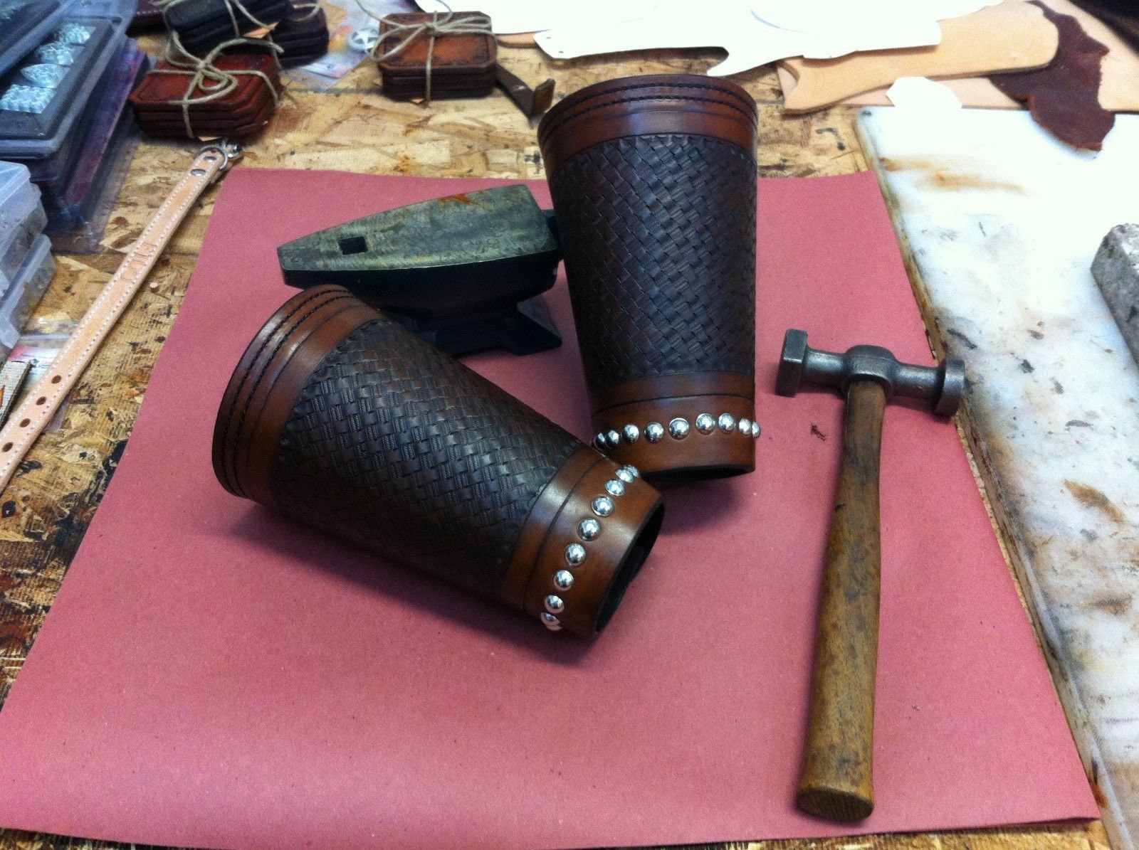 Cowboy Cuffs Aus Leder in Handarbeit Punziert Cowboy Cuffs Aus Leder in Handarbeit Punziert von FooFaRawLeather